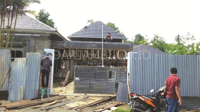 Rumah yang akan ditempati H Cek Endra sedang dalam proses pekerjaan 